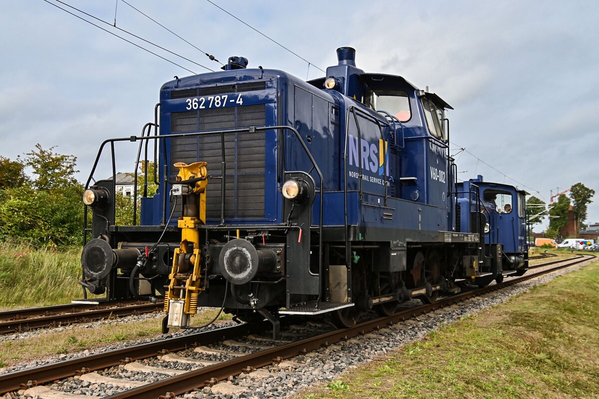 D-NRS 362 787-4 und D-NRS 332 153-6 wurden am 19.09.2026 zum Tag der Schiene 2026 auf dem Gel�nde des Nordic Rail Service (NRS) f�r F�hrerstandsmitfahrten genutzt. 