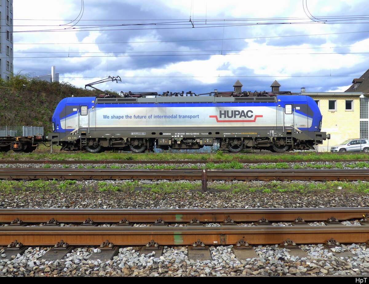 D-SIEAG ( HUPAC ) - Lok 90 80 6 193 490-0 mit Güterzug unterwegs in Pratteln am 2024.10.02 ... Standort des Fotografen ausserhalb der Geleise auf der Strasse