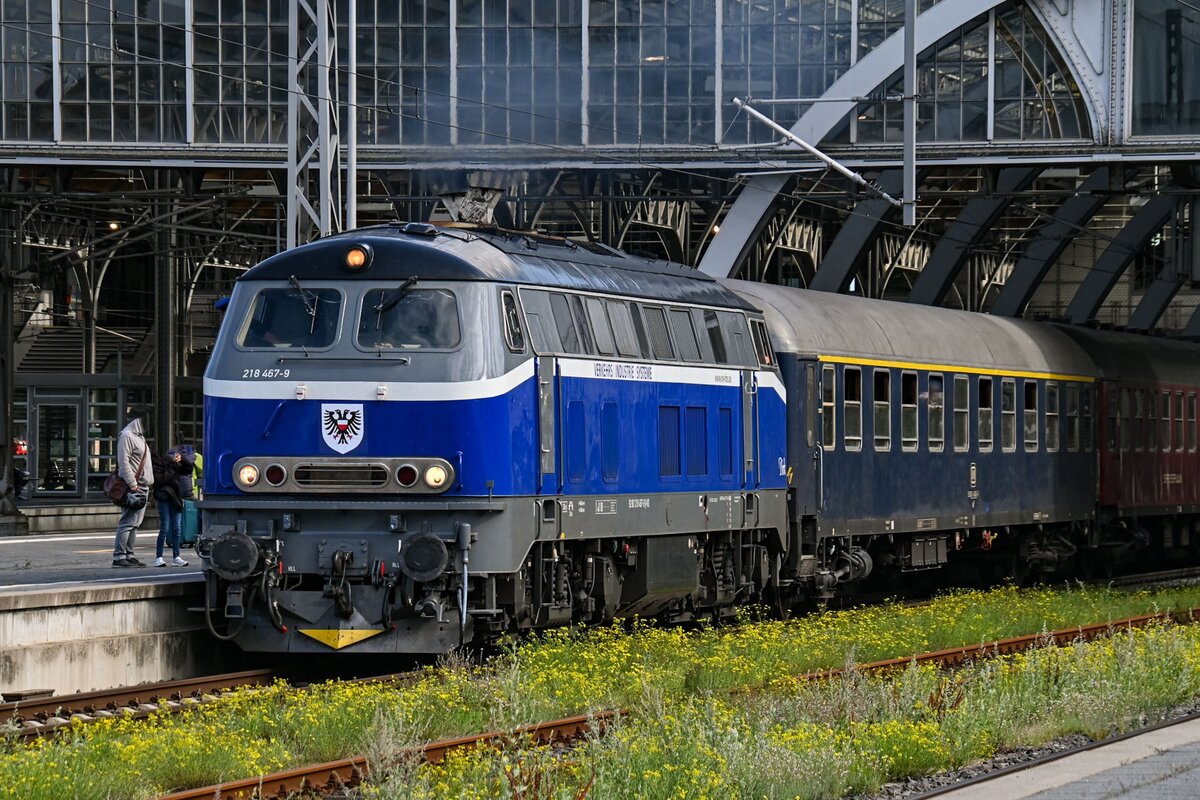 D-VIS 218 467-8 (Dirk) zog am 20.09.2026 ihren Sonderzug (VBV 93578) nach Hamburg Hamburg-Altona (AA). Hier bei der Ausfahrt aus dem L�becker Hbf (AL).