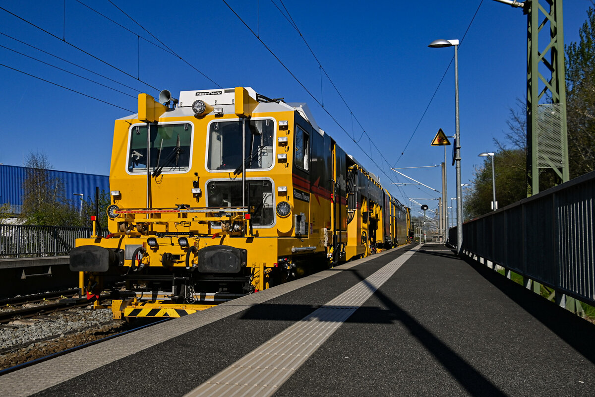 D-WWL 9121 025-7 und D-WWL 9425 042-5 rangierten am 20.04.2026 am Haltepunkt  Lübeck-Dänischburg IKEA  (ALD A). 
Zuvor kamen die Fahrzeuge aus Richtung Lübeck Hbf (AL), im Lübeck-Dänischburger Gbf (ALD G) wurde dann die Fahrzeug Reihenfolge geändert, wodurch 9425 042-5 den Zugverband nach Lübeck-Kücknitz (ALKR) anführte.
