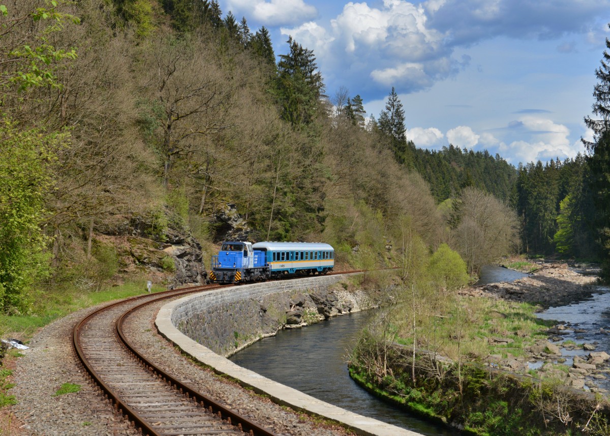 D03 (270 010) mit einem Alex-Wagen am 27.04.2015 bei Teisnach. 