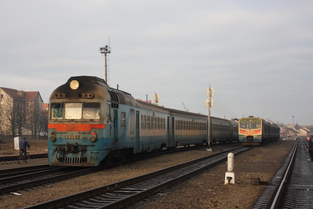 D1 566-1 fährt m 20.2.2008 aus Kolomea in Richtung Karpaten ab.