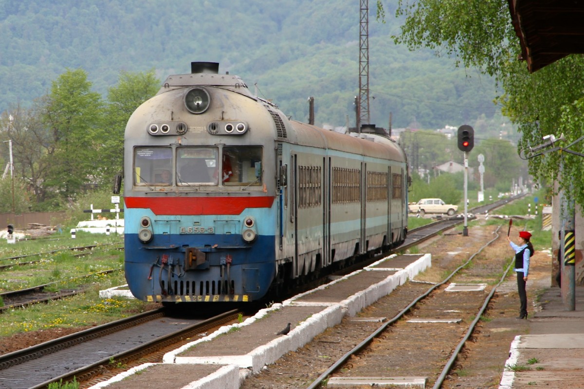 D1 656-3 in Chust Bahnhof kommend aus Uzgorod. 
Man sollte jedoch seine Aufmerksamkeit doch lieber auf den rechten Bildrand lenken.
Die Bahnhofsvorsteherin  Natscha  gibt auch ein 1A Bild ab.
Schuss vom 30.04.2015.