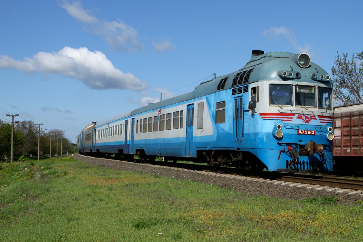 D1 759-3 aus Uman fährt in den Bahnhof von Spola ein. Bild am 8 Mai 2015.