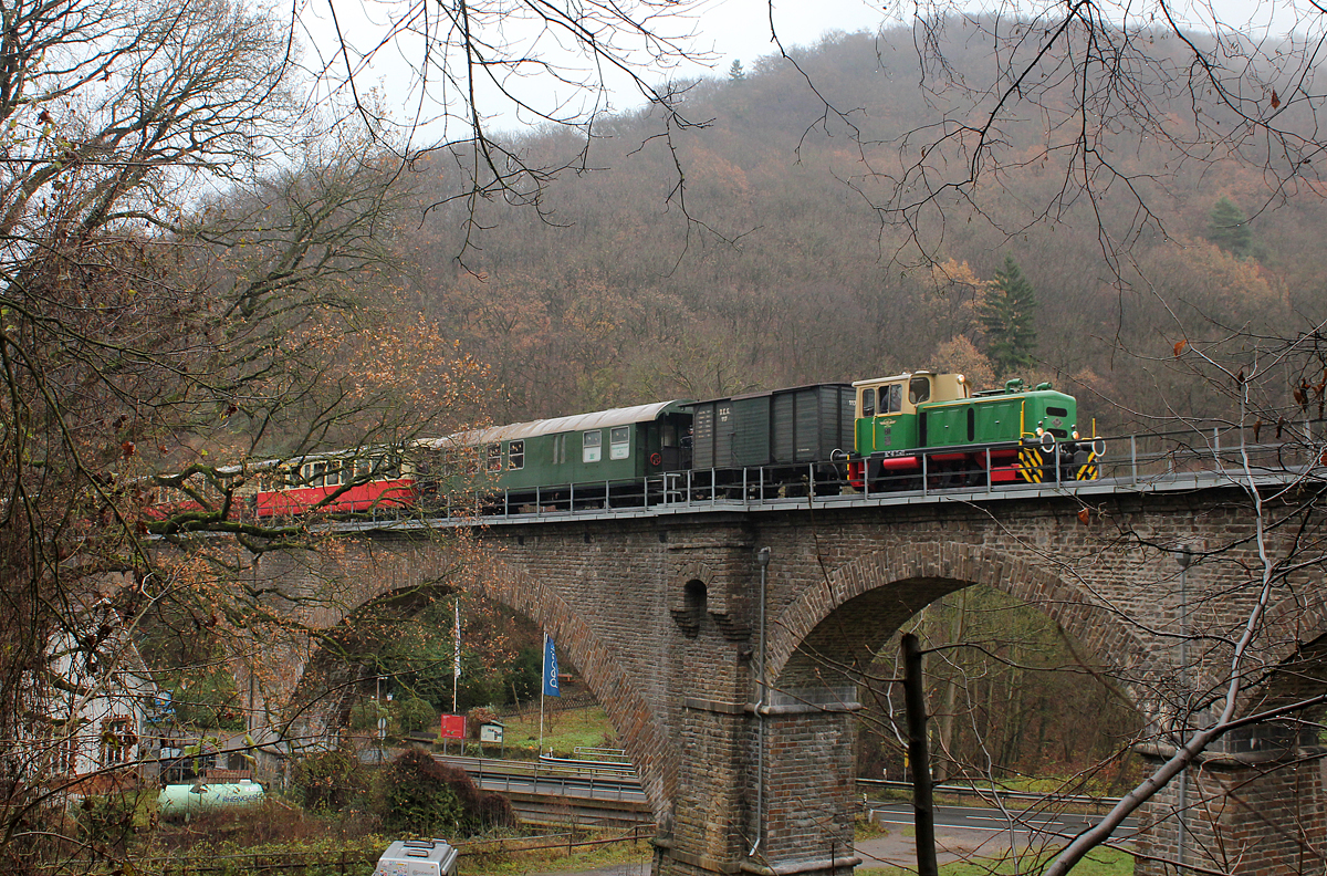 D1 der BEG auf dem Tönissteiner Viadukt in Richtung Burgbrohl fahren, hier in Bad Tönisstein am 07.12.2013