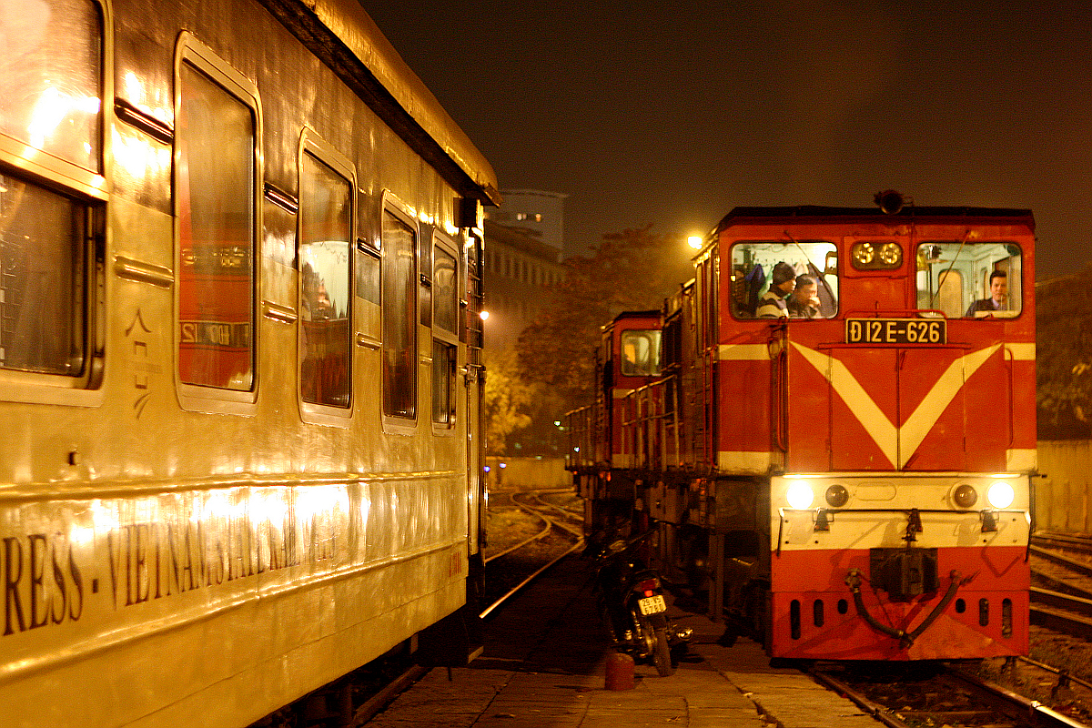 D12E 626 rangiert mit einer Schwesterlok im nächtlichen Hanoi, 13.01.2009