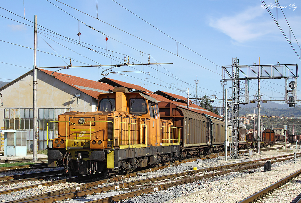 D.145 1025 shunts wagons in the yard at Terni, 8 Nov 2012