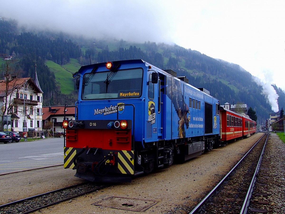 D16 absolviert an einem nebelverhangenen Vormittag die Zugleistung des R123, während im Hintergrund bei Zillertalbier fleissig Bier gebraut wird, Bhf. Zell/Ziller;  120417