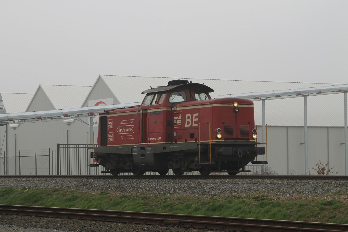 D21 (ehemalige 211 125-0, Baujahr 1962) der Bentheimer Eisenbahn AG während rangierarbieten in Coevorden de Heege am 14-3-2014.