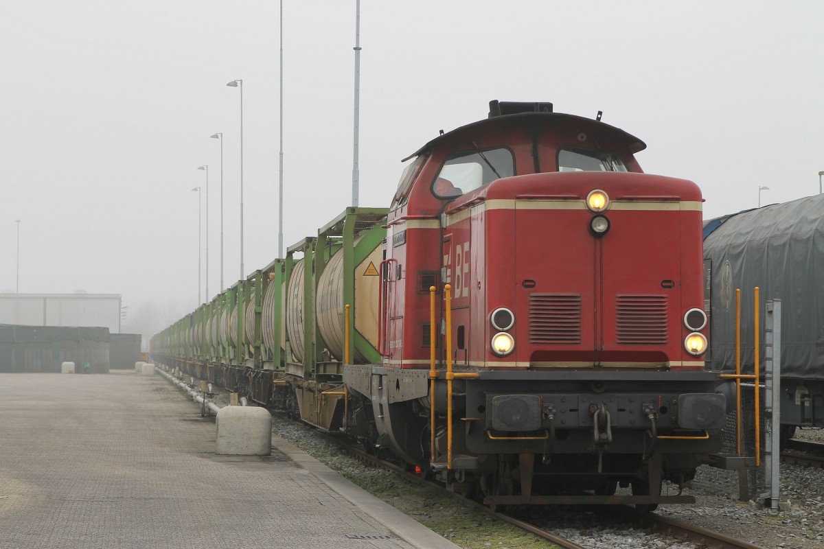 D21 (ehemalige 211 125-0, Baujahr 1962) der Bentheimer Eisenbahn AG während rangierarbieten in Coevorden de Heege am 14-3-2014.