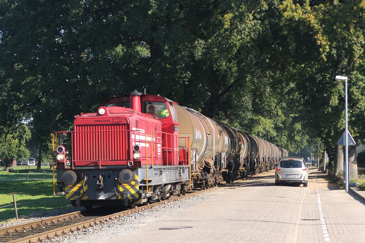 D22 der Bentheimer Eisenbahn AG (261 011-7, Baujahr: 1972) mit Güterzug 209 Coevorden de Heege-Osterwald auf die Hafenbahn in Emlichheim am 2-10-2015.