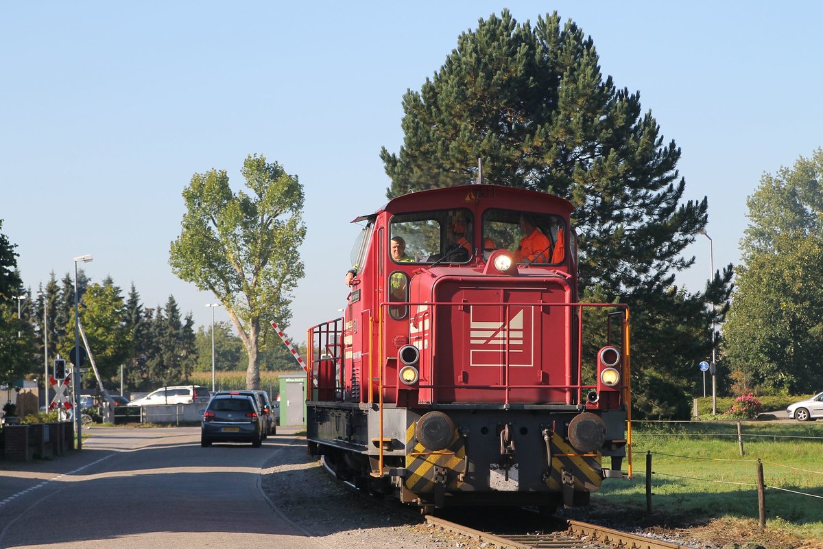 D22 der Bentheimer Eisenbahn AG (261 011-7, Baujahr: 1972) mit Güterzug 209 Coevorden de Heege-Osterwald auf die Hafenbahn in Emlichheim am 2-10-2015.