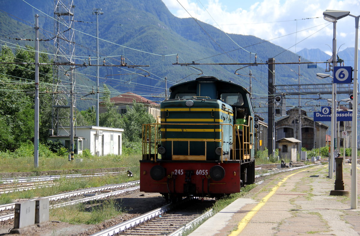 D245 6055 von FS Trenitalia rangiert in Domodossola(I). 
Aufgenommen von Bahnsteig in Domodossola(I). 
Bei Sommerwetter am Nachmittag vom 29.7.2019. 