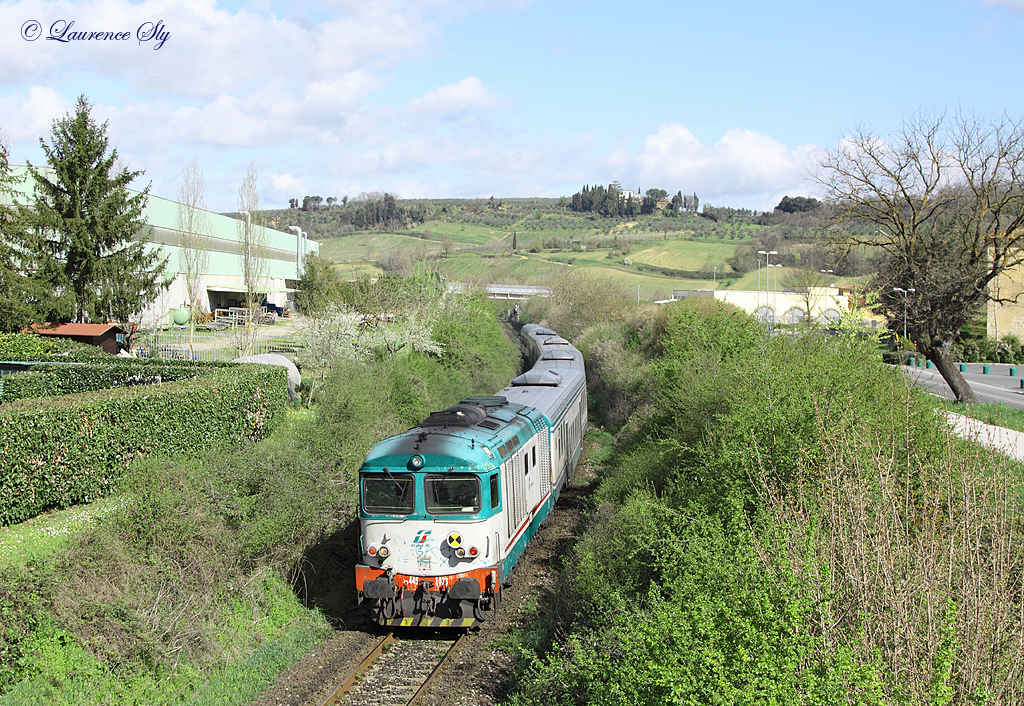 D445 1073 approaches Castellina In Chianti-Monteriggioni whilst working Regional train 11755, 0910 Firenze S.M.N-Siena, 13 April 2013