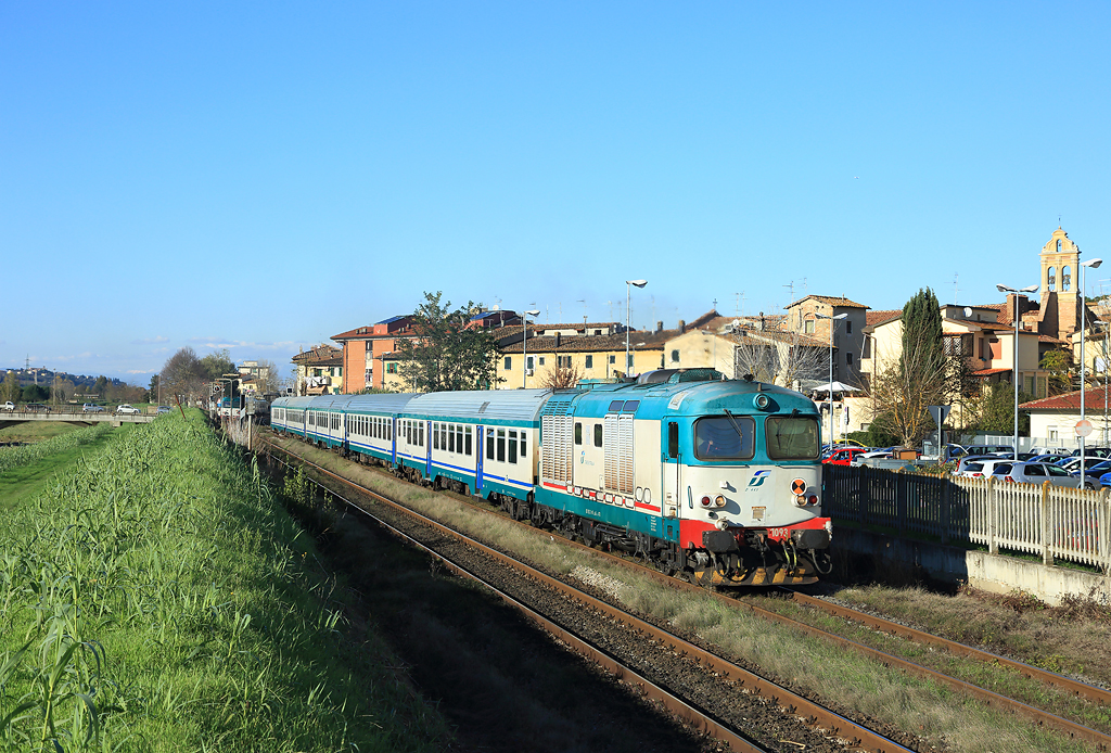 D445 1093 departs Castelfiorentino whilst working Regionale train 11769, 1310 Firenze SMN-Siena, 24 Nov 2015