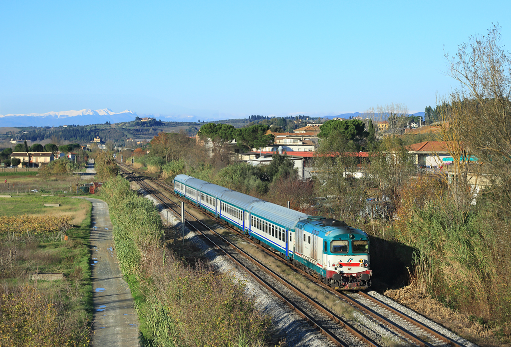 D.445 1098 approaches Castelfiorentino whilst working Regionale train 3033, 1410 Firenze SMN-Siena,  26 Nov 2015