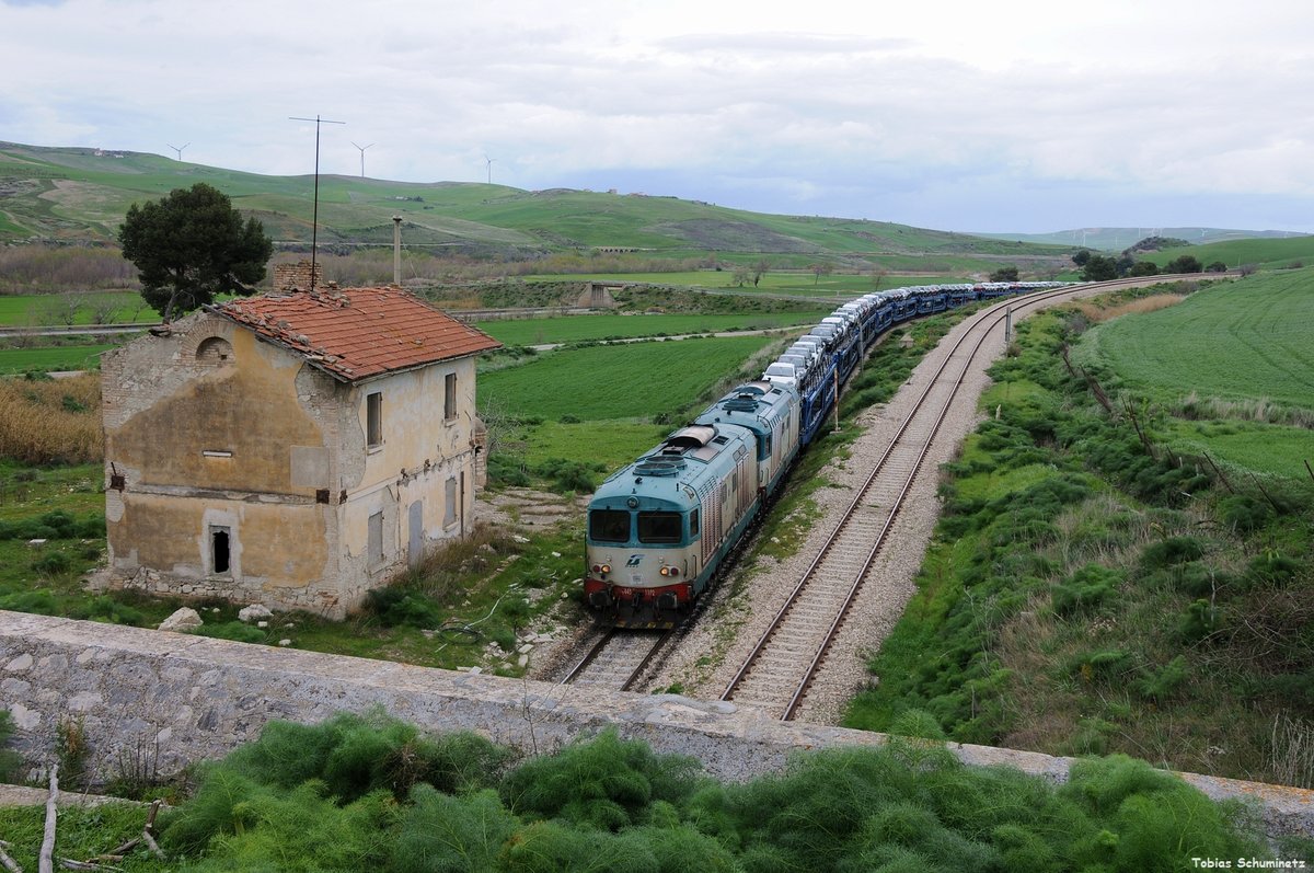D445 1102 (92 83 2445 102-2 I-MIR) + D445 1121 (92 83 2445 121-2 I-MIR) mit Güterzug bei Rochetta San Antonio Lacedonia am 20.03.2018 