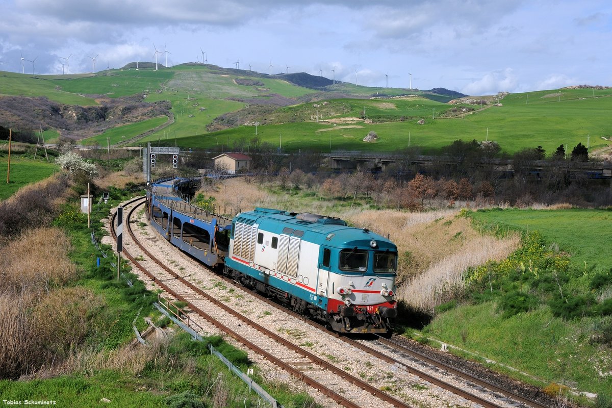 D445 1121 (92 83 2445 121-2 I-MIR) mit Güterzug bei Rochetta San Antonio Lacedonia am 20.03.2018 