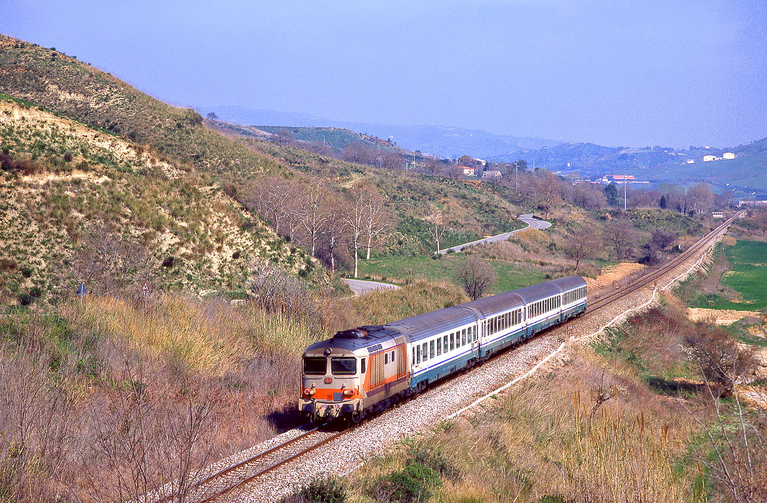 D445 1139 bei Marcellinara Stazione, 16.03.2002, IC 744.