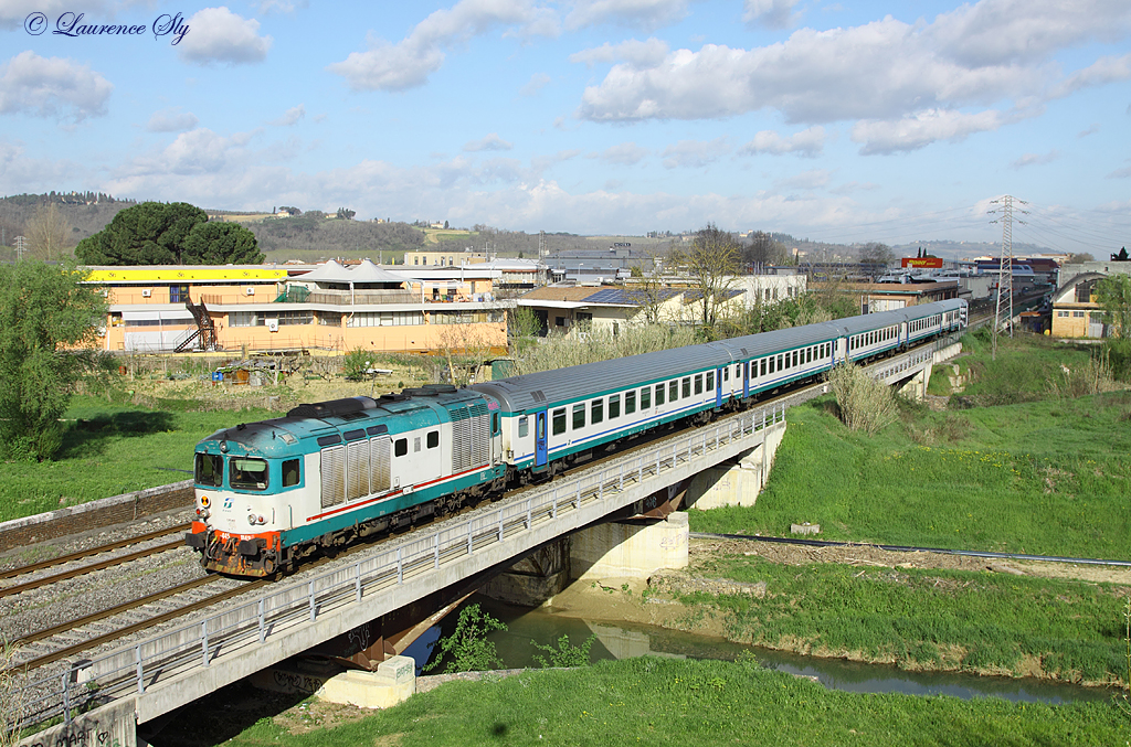 D.445 1143 approaches Poggibonsi whilst working Regionale train 11755, 0810 Firenze S.M.N-Siena, 13 April 2013