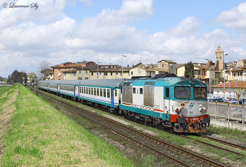 D.445 1143 propels Regionale train 11764, 1318 Siena-Firenze S.M.N toward Castelfiorentino, 12 April 2013
