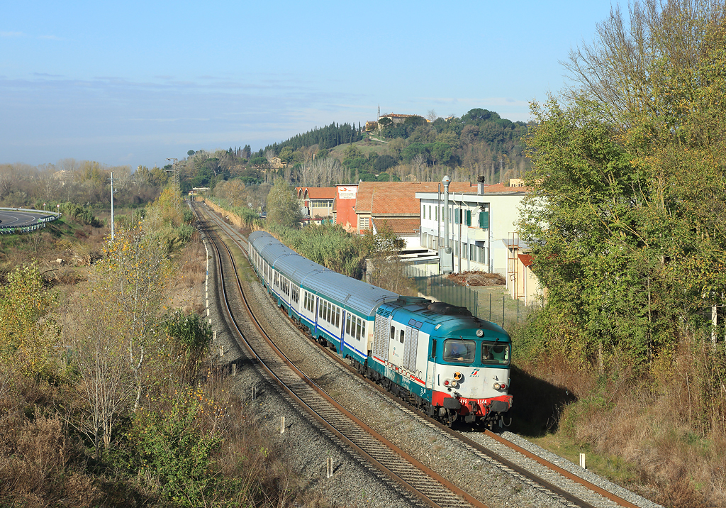 D.445 1144 passes Bassetto whilst working Reionale train 11759, 1010 Firenze SMN-Siena, 25 Nov 2015