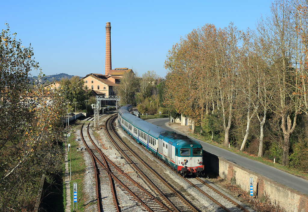 D.445 1144 passes Granaiolo whilst working Regionale train 11759, 1010 Firenze SMN-Siena, 24 Nov 2015