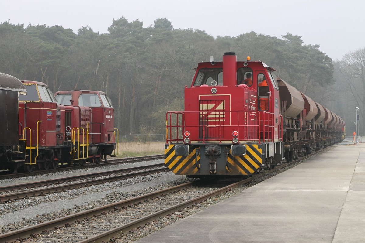 D5  (Baujahr 1990) der Bentheimer Eisenbahn AG mit einem Güterzug auf Gewerbegebiet Nordhorn Süd am 14-3-2014.