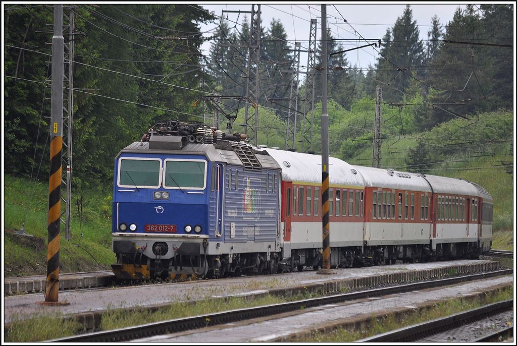 D603  Čingov  mit 362 012-7 fährt in Štrba ein. (05.06.2014)