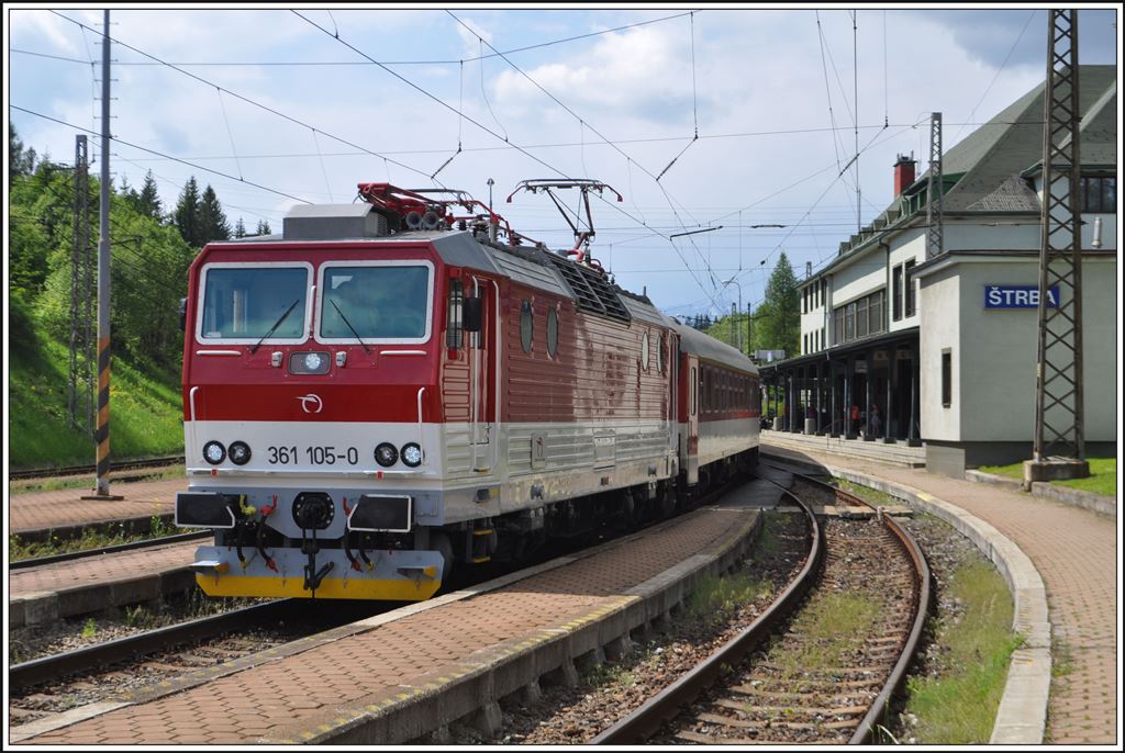 D605  Dargov  mit bestens gepflegter 361 105-0 beim Halt in Štrba. (05.06.2014)