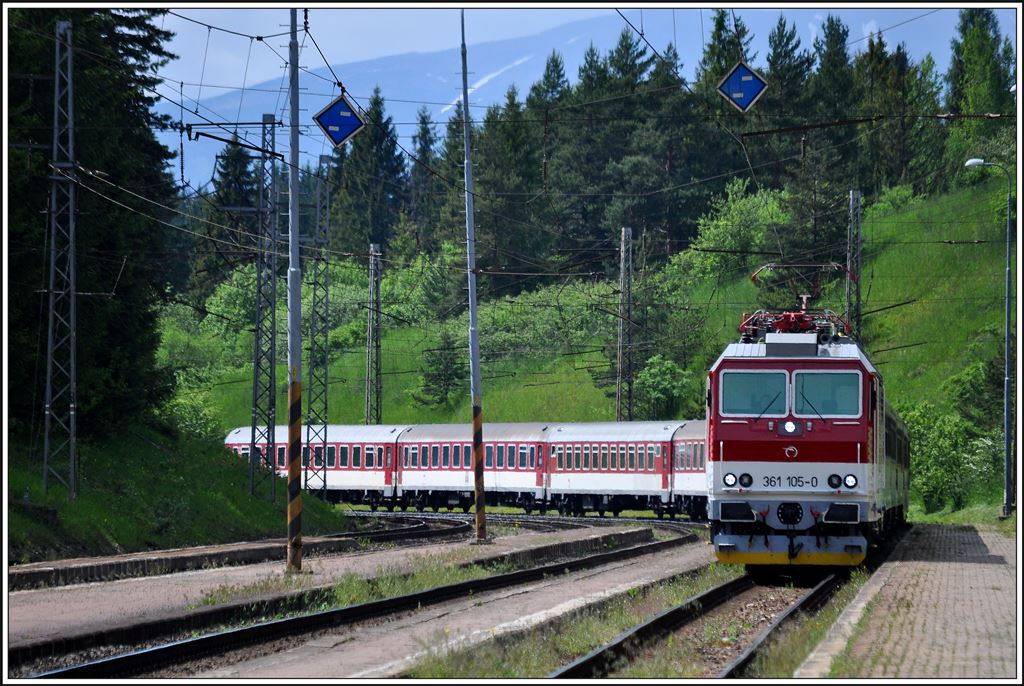 D605  Dargov  nach Kosice erreicht den Bahnhof Štrba. Zuglok ist 361 105-0. (05.06.2014)