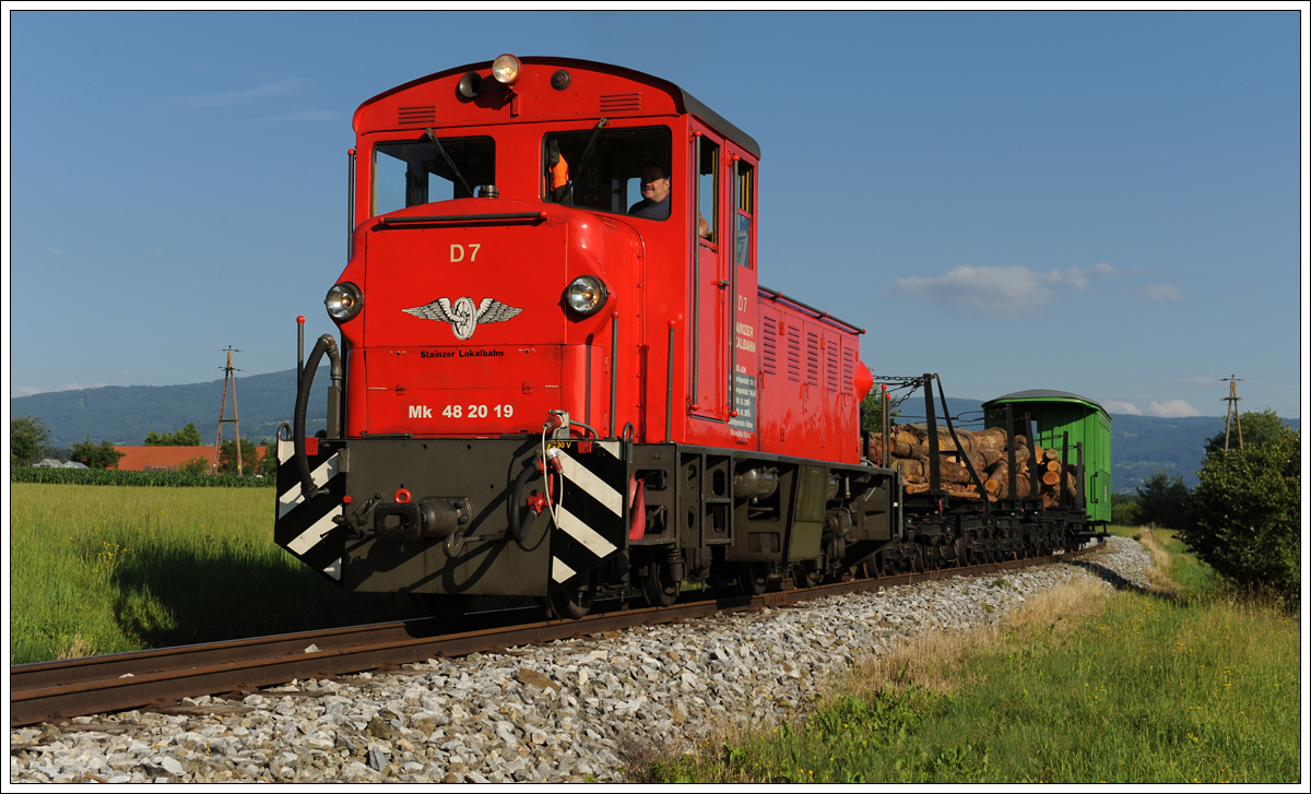 D7 (Mk 48.2019) mit einem Fotogüterzug von Stainz nach Preding zwischen Herbersdorf und Neudorf/Stainztal am 26.6.2015 aufgenommen.