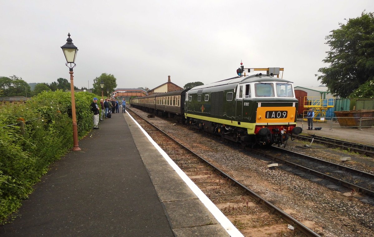 D7017 waits at Williton with a train to Minehead.
D7017 wartet am Bf Williton mit einem zug nach Minehead.