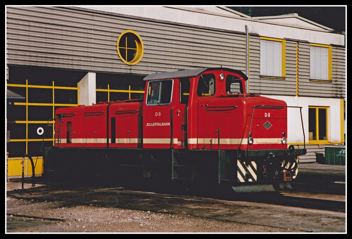 D8 steht am 14.05.2002 vor dem Lokschuppen in Jenbach. Diese Lok befindet sich seit Anfang dieses Jahres in Stainz und wird für den Flascherlzug gebraucht.