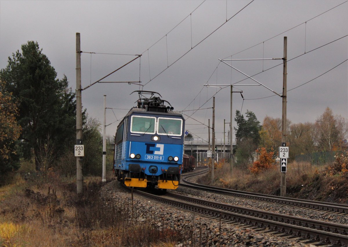 Da vom 06.-13.11.16 im Elbtal die Strecke gesperrt war. Fuhren auch einige Züge ab Ústí nad Labem Richtung Cheb und zurück. Hier 363 011-8 am 10.11.16 in Tršnice. 