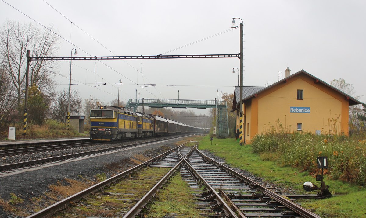 Da vom 06.-13.11.16 im Elbtal die Strecke gesperrt war. Fuhren auch einige Züge ab Ústí nad Labem Richtung Cheb. Hier 753 734-3 und 753 735-0 am 11.11.16 in Nebanice.
