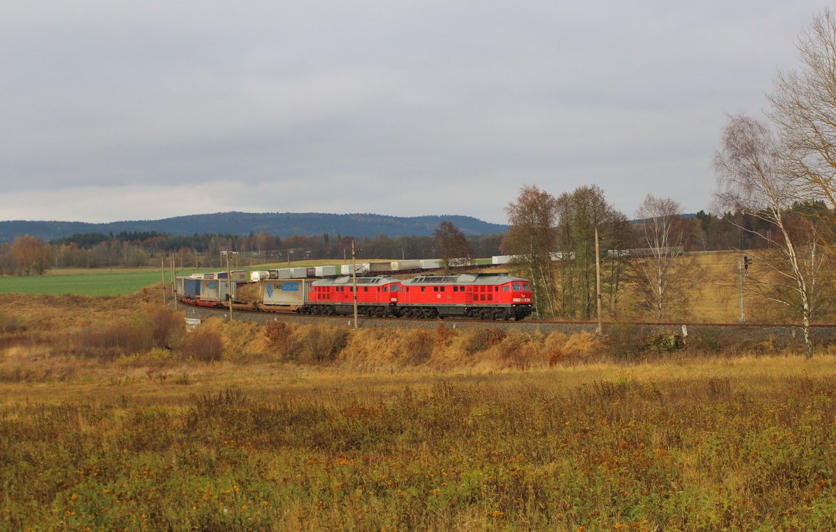 Da vom 06.-13.11.16 im Elbtal die Strecke gesperrt war. Fuhren auch einige Züge durch das Vogtland. Hier 232 703 und 232 587 mit KT 52305 am 12.11.16 in Vojtanov.