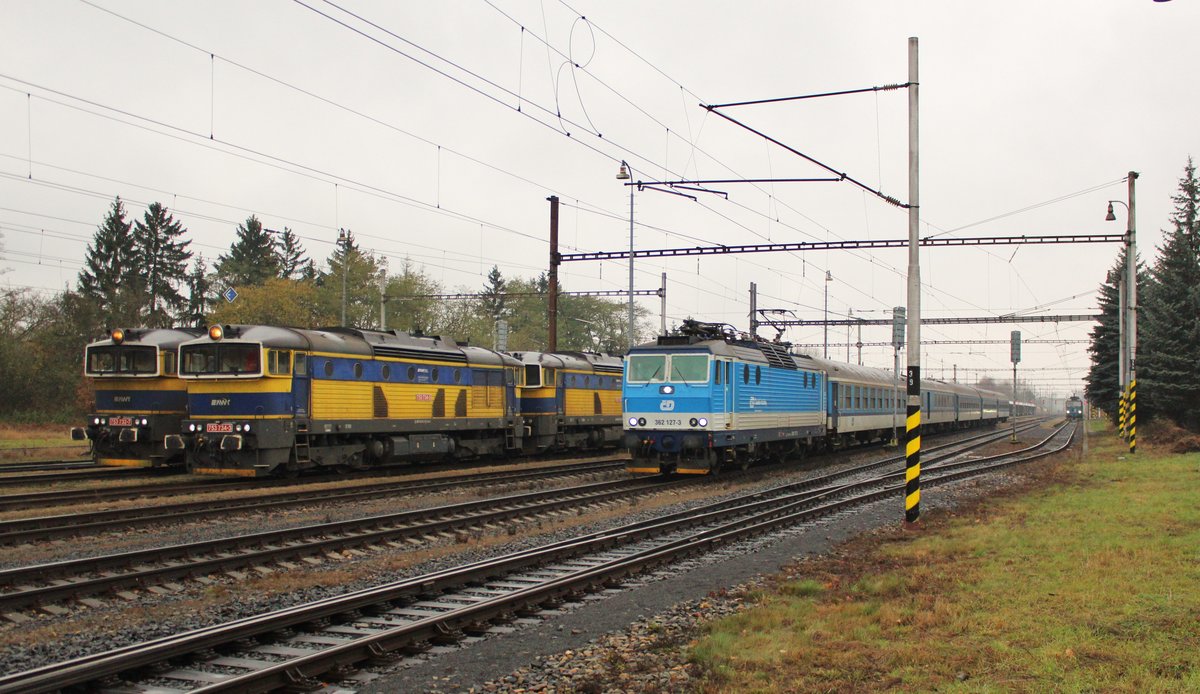 Da vom 06.-13.11.16 im Elbtal die Strecke gesperrt war. Fuhren auch einige Züge ab Ústí nad Labem Richtung Cheb. Wenn dort der Bahnhof voll war, wurden die Züge in Tršnice abgestellt. Hier 753 734-3 mit 753 735-0 und 753 732-7 mit 753 729-3, Durchfahrt hat 362 127-3 mit R 610 Karlex am 11.11.16 in Tršnice.