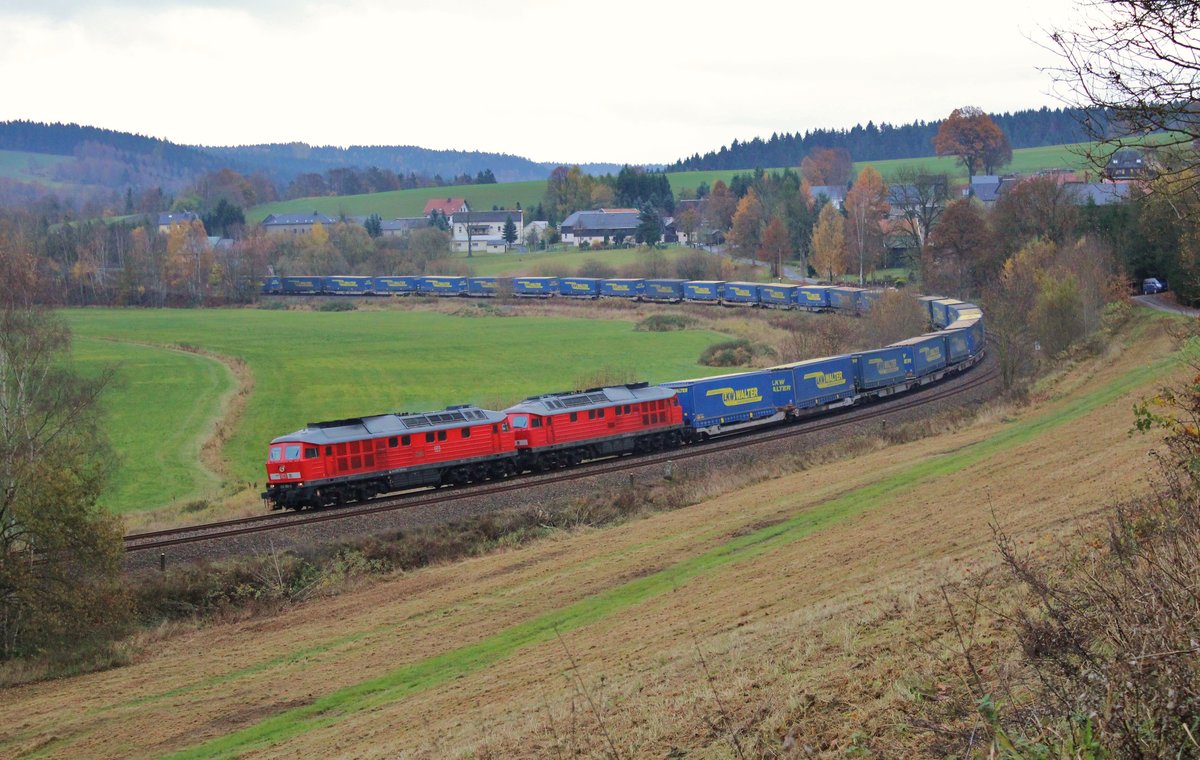 Da vom 06.-13.11.16 im Elbtal die Strecke gesperrt war. Fuhren auch einige Züge durch das Vogtland. Hier 232 703 und 232 589 mit KT 52306 am 08.11.16 in Rebersreuth.