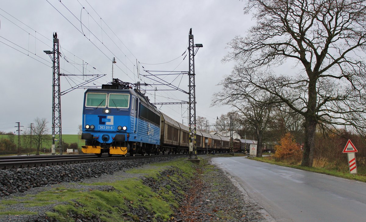 Da vom 06.-13.11.16 im Elbtal die Strecke gesperrt war. Fuhren auch einige Züge ab Ústí nad Labem Richtung Cheb. Hier 363 011-8 am 10.11.16 in Tršnice.