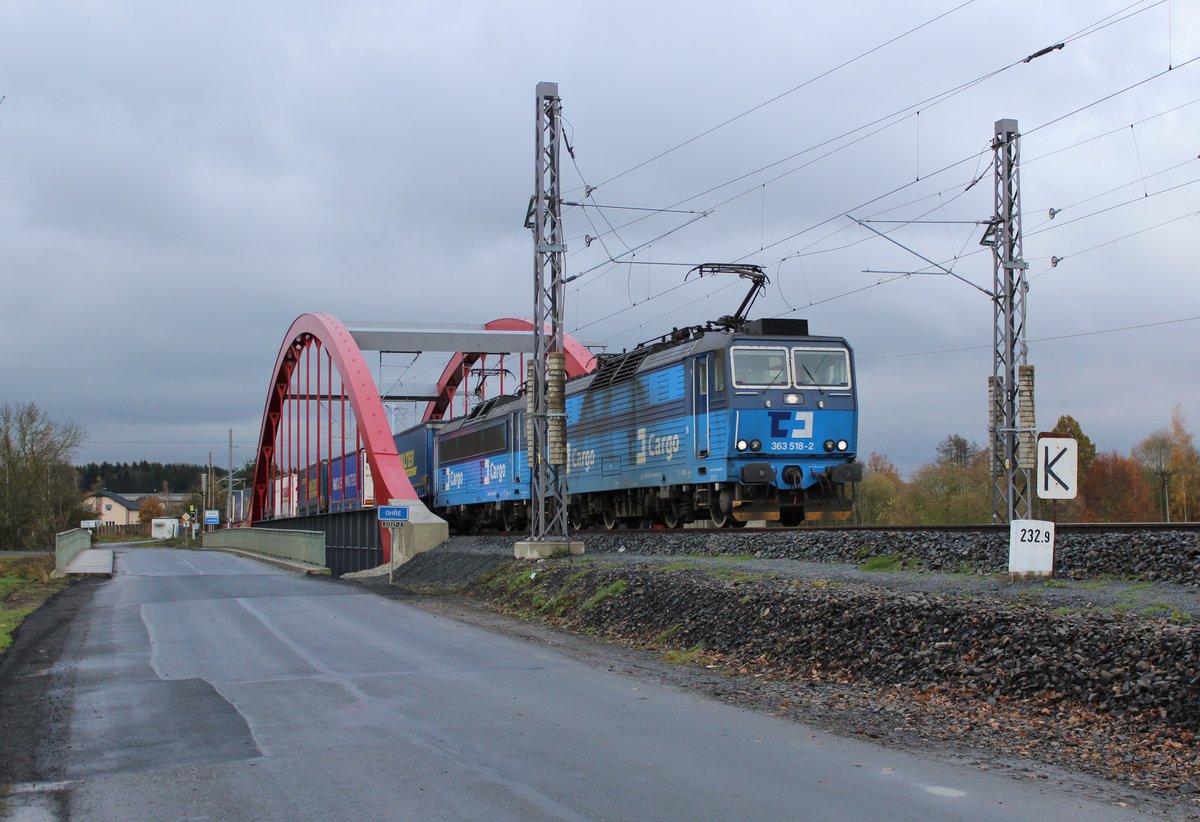 Da vom 06.-13.11.16 im Elbtal die Strecke gesperrt war. Fuhren auch einige Züge ab Ústí nad Labem Richtung Cheb. Hier 363 518-2 und 363 xxx am 10.11.16 in Tršnice.