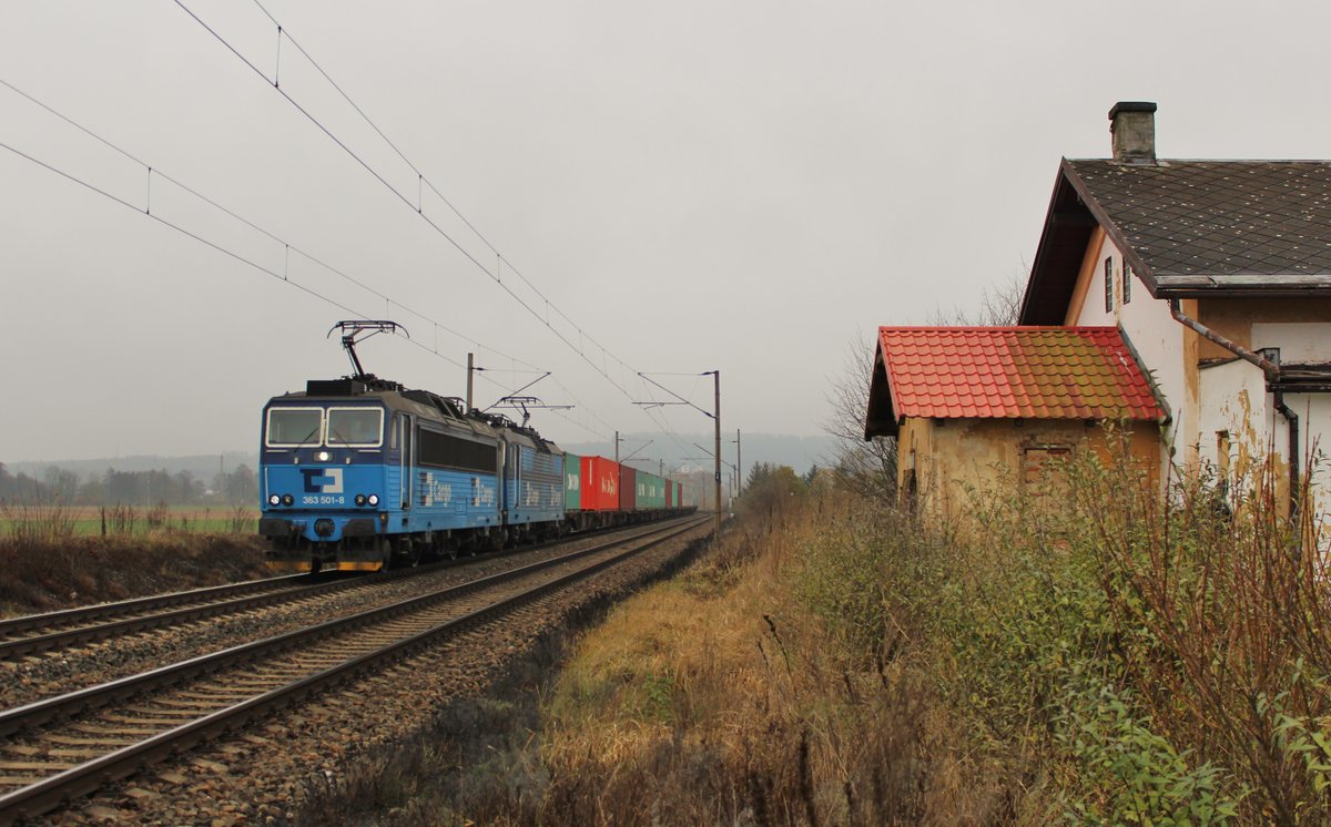 Da vom 06.-13.11.16 im Elbtal die Strecke gesperrt war. Fuhren auch einige Züge ab Ústí nad Labem Richtung Cheb. Hier 363 501-8 und 363 504-2 am 11.11.16 in Chotikov.