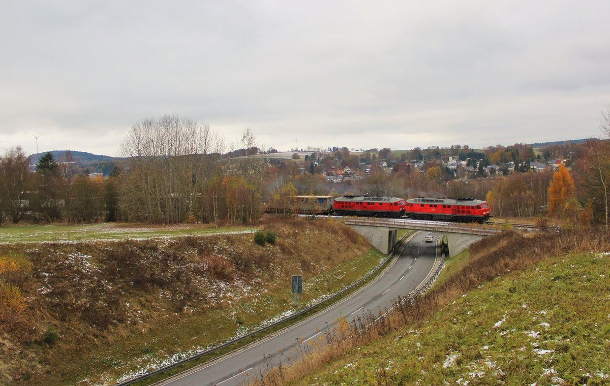 Da vom 06.-13.11.16 im Elbtal die Strecke gesperrt war. Fuhren auch einige Züge durch das Vogtland. Hier 232 703 und 232 587 mit KT 52305 am 12.11.16 in Bad Brambach.