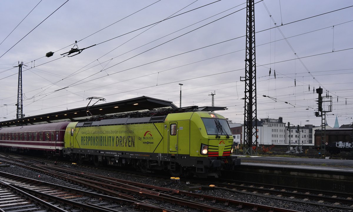 Da die 110 169 kurzfristig aufgrund eines Schadens ausfiel zog 193 553 den Sonderzug von Münster bis Hagen. Ab dort übernahm die 01 150 den Sonderzug zum Aachener Weihnachtsmarkt. Hier steht die 193 553 mit dem Sonderzug in Hamm und wartet auf Abfahrt.

Hamm 25.11.2017