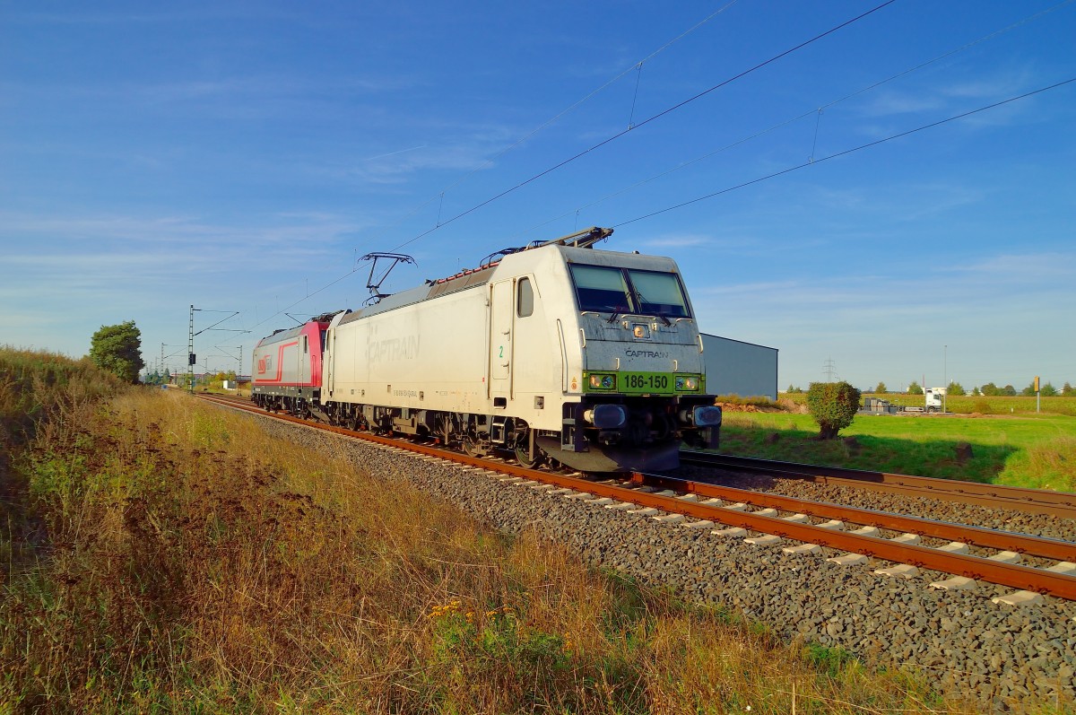 Da ist die 186 150 frher fr Captrain frahrend und jetzt fr Crossrail mit der 185 592-3 im Schlepp am Sonntag den 3.10.2013 bei Allerheiligen zu sehen.