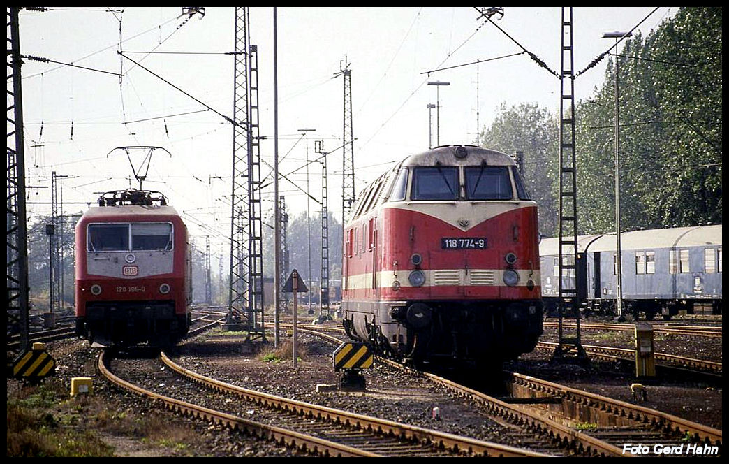 Da 1991 der Fahrdraht nur bis Helmstedt reichte, wurde im West - Ost Verkehr von E-Traktion auf Diesel Loks und umgekehrt gewechselt. Hier sehen wir am 5.10.1991 im ehemaligen Grenz Bahnhof Helmstedt die DB 120106 und die DR 1188774, die einen solchen gegenseitigen Wechsel vollzogen.