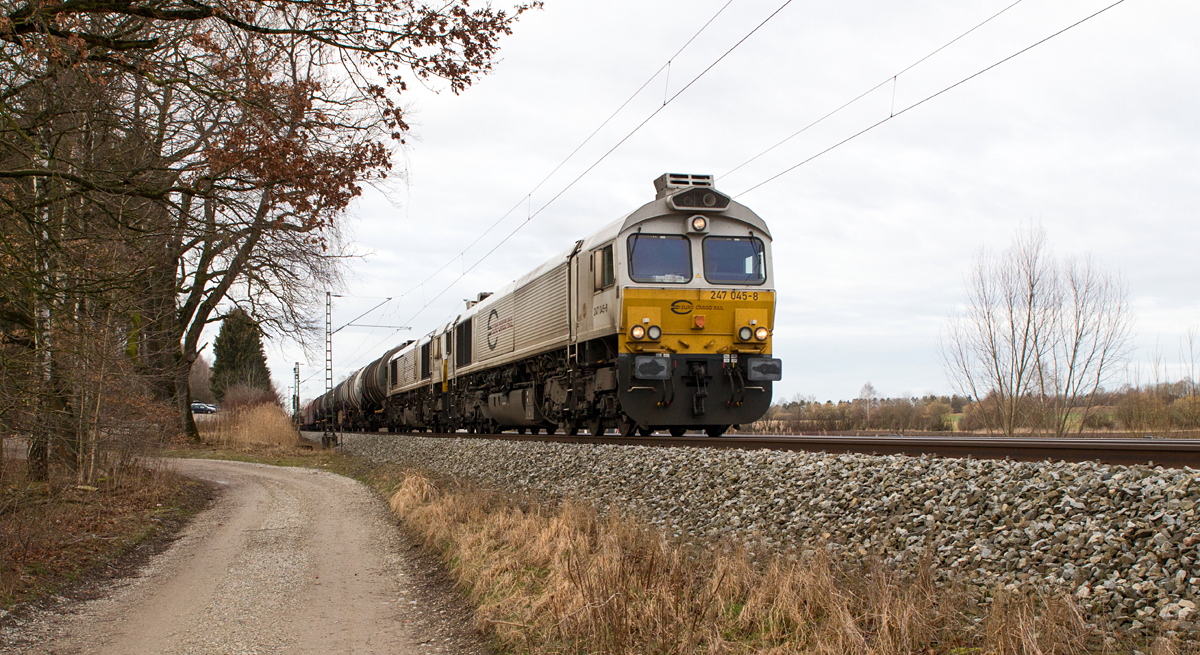 Da 247 045-8 einen Tag zuvor einen Containerzug (Sonderleistung) nach München brachte, waren für den 51803, einem gemischten Güterzug von München Nord nach Mühldorf, zwei Loks vorhanden, welche zurück nach Mühldorf mußten. So konnten am 14.02.16 die 247 045-8 und 247 047-4 zusammen vor dieser Leistung am Rande von Poing fotografiert werden.
