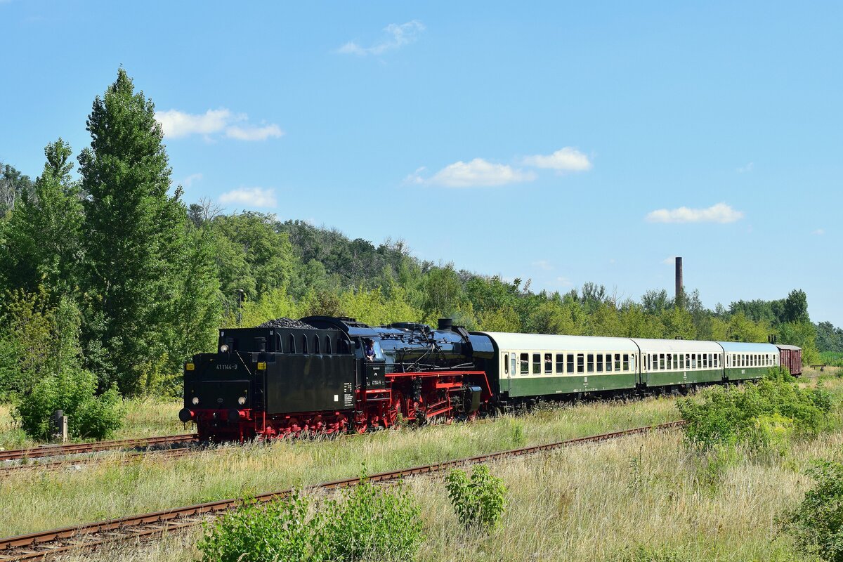 Da 41 1144 in Merseburg Kopf gemacht hat ging es Tender vorraus nach Querfurt. Hier durchfährt sie mit ihrem Sonderzug Braunsbedra in Richtung Querfurt.

Braunsbedra 14.08.2021