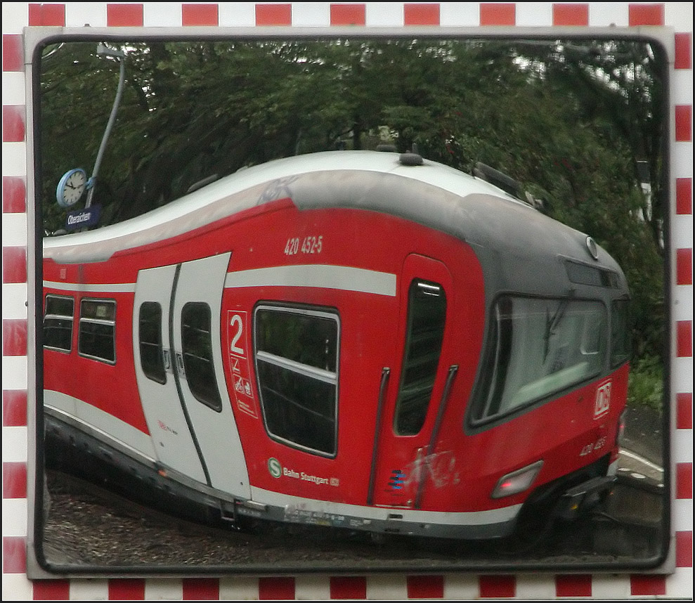 Da die 420er -

... in Stuttgart nicht mehr so gut in Form sind, werden sie jetzt vollends  ausgetauscht gegen die neuen 430er. Die S-Bahnlinie 2 ist die letzte Linie auf der der alte Fahrzeugtyp verkehrt. Bis Ende des Jahres wird die Baureihe 420 in Stuttgart Geschichte sein. 
Aufnahme in Oberaichen, schräg durch die Scheibe des Fahrgastraumes.

14.09.2014 (M)

