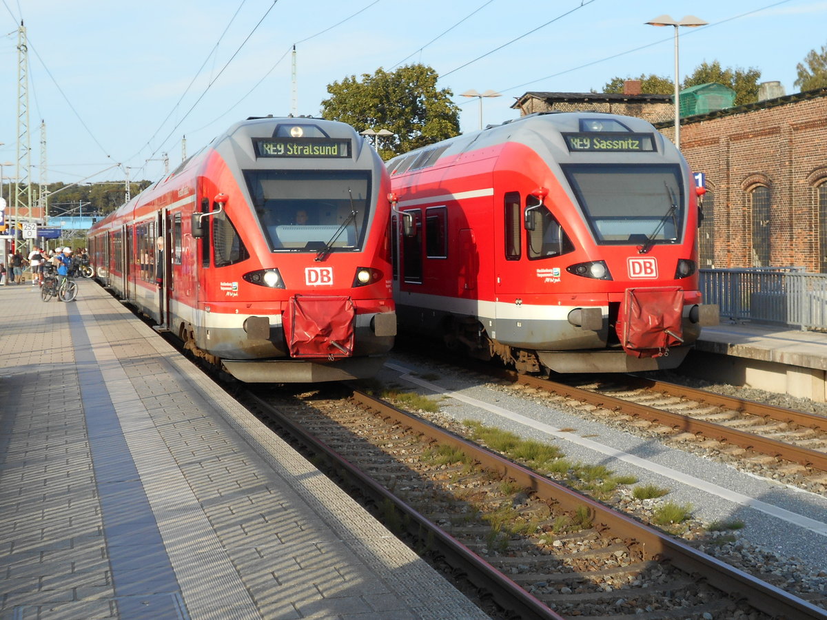 Da der 429 028(der linke)fünf Minuten Verspätung hatte,ergab sich diese Flirtkreuzung,am 18.August 2018,mit dem 429 030 in Bergen/Rügen.